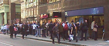 Queues in Central London for the iPhone 3G launch 11 July 2008